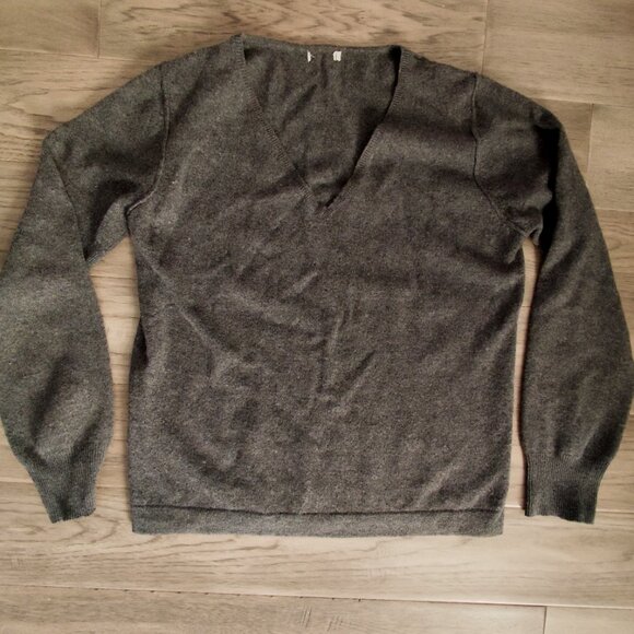 Women's V-Neck Sweater in Gray - Picture 3 of 5